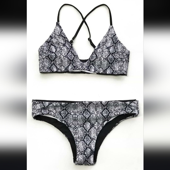 New Cupshe Snakeskin Black White Reversible Bikini Swimwear No Tag Medium?? - Picture 2 of 4